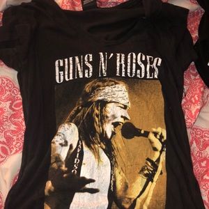black small guns and roses t-shirt